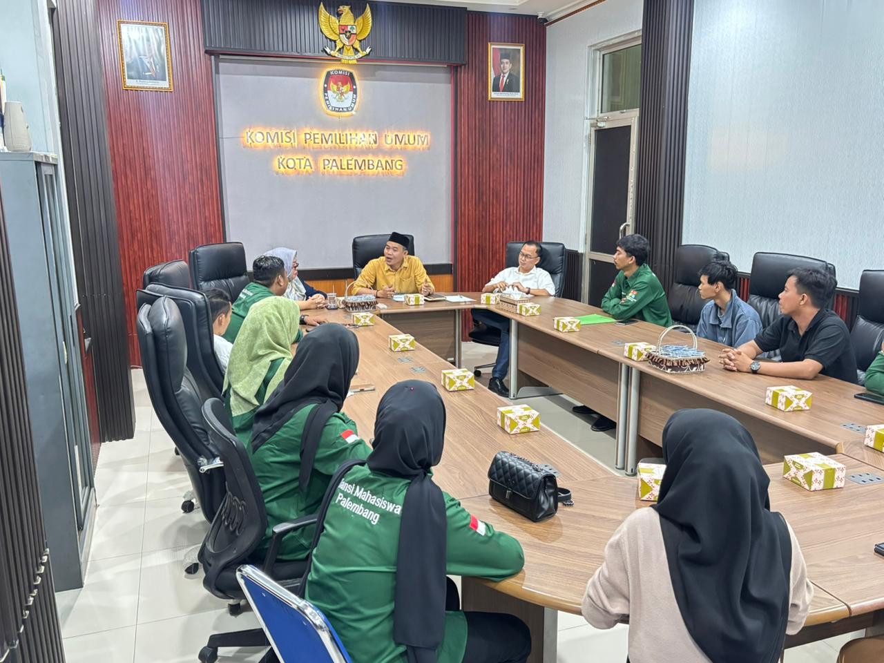 Ketua dan Anggota KPU Kota Palembang Menerima Aliansi Mahasiswa