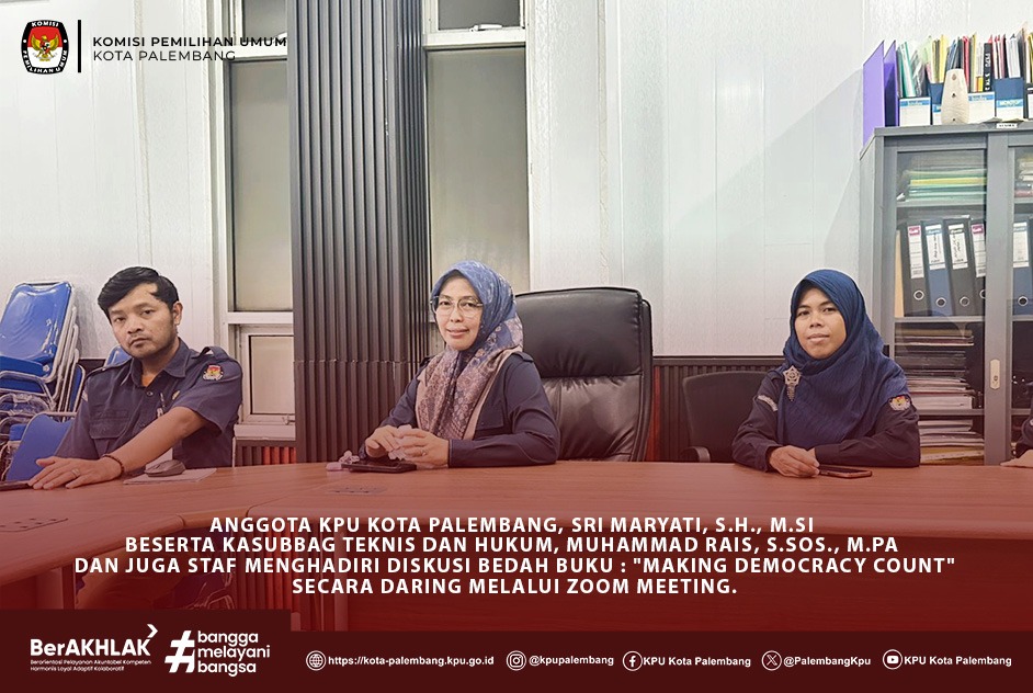 Anggota KPU Kota Palembang dan Kasubbag Tekhum, dan juga staf menghadiri diskusi Bedah Buku